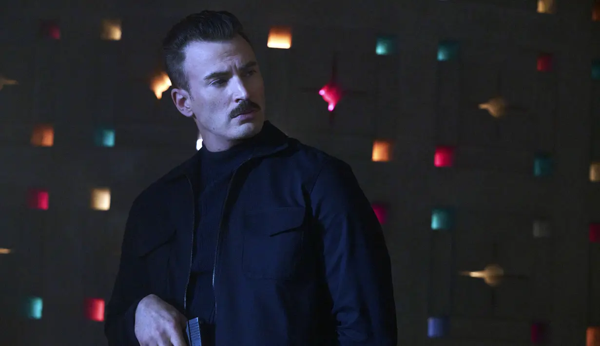 Gambar yang dirilis oleh Netflix ini menunjukkan Chris Evans dalam sebuah adegan film The Grey Man. Chris Evans menjadi penjahat bernama Lloyd Hansen. (Paul Abell/Netflix via AP)
