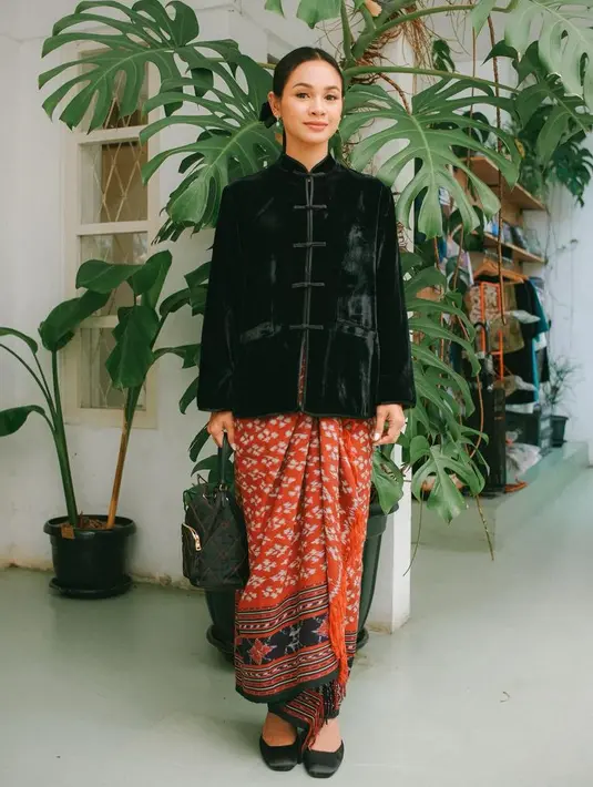 Melengkapi penampilannya, Andien membawa hand bag warna hitam. Dengan aksesori simple seperti anting-anting minimalis. [@andienaisyah]