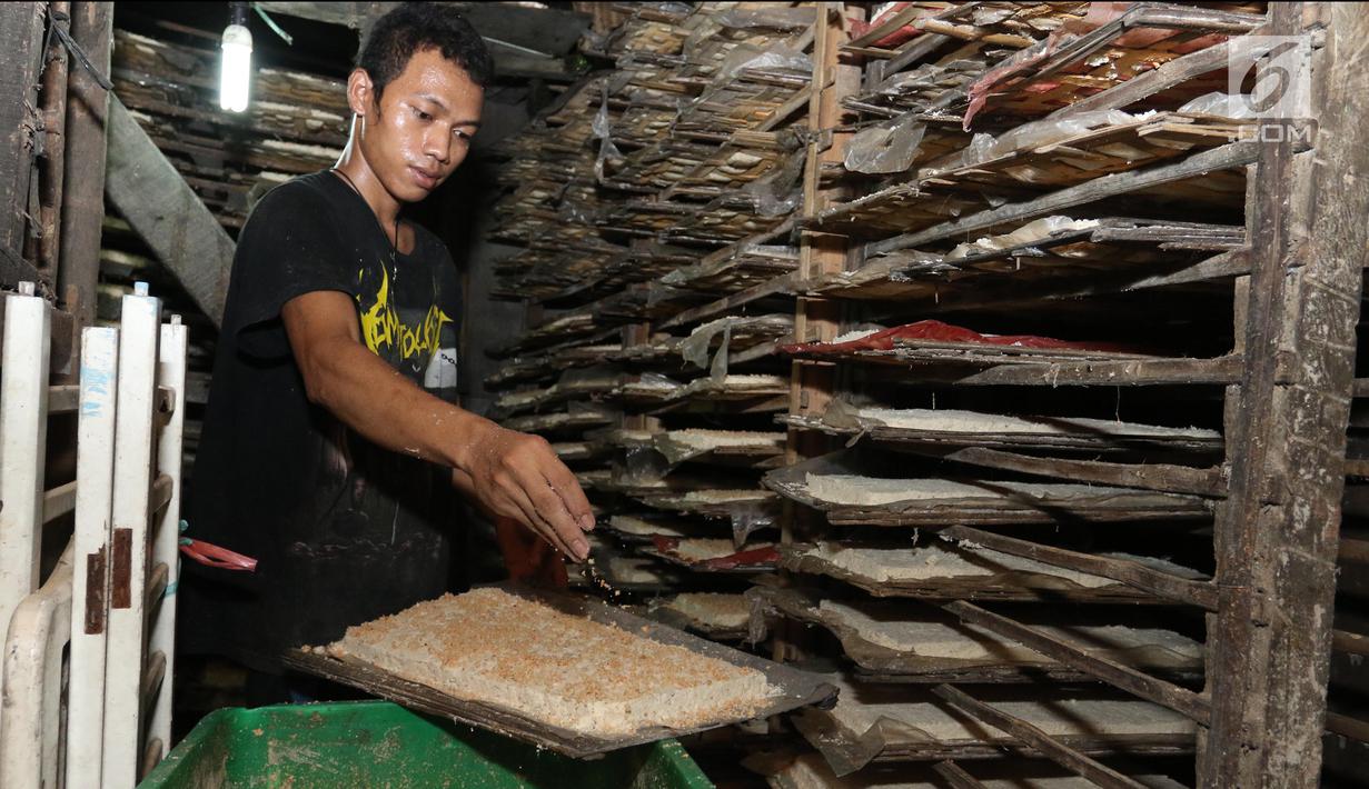 Pekerja menaburkan adonan saat pembuatan oncom di salah satu industri rumahan, Jakarta, Rabu (18/4). Oncom yang diproduksi tersebut di jual Rp 300 per buah. (Liputan6.com/Angga Yuniar)