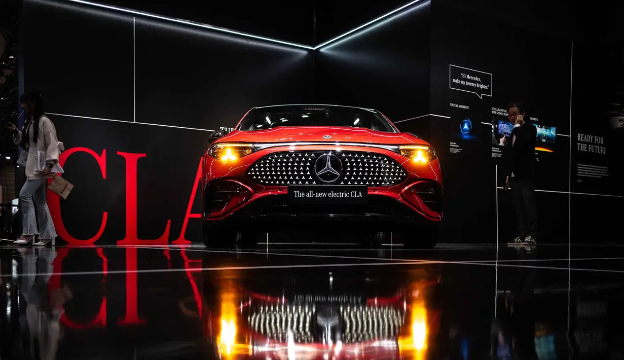 Sebuah Mercedes-Benz CLA listrik baru dipamerkan pada hari pers Japan Mobility Show di Tokyo pada Rabu 29 Oktober 2025. Mengusung tema “A Unique Opportunity to Explore Mobility’s Future”, JMS 2025 dibagi menjadi tiga fokus: The Future of Mobility, The Appeal of Mobility, dan The Business Mobility. (Philip FONG/AFP)