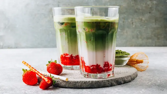strawberry matcha latte minuman