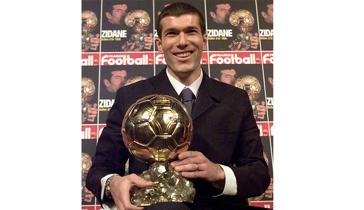 Tak hanya gelar Piala Dunia, Zinedine Zidane, juga berhasl mendapatkan penghargaan Ballon d'Or pada tahun 1998. (AFP/Jacques Demarthon)