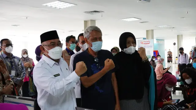 Sentra vaksin booster lansia depok