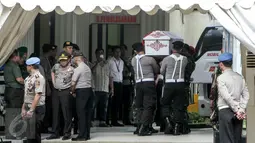 Petugas TNI dan Polisi membawa peti jenazah korban dari jatuhnya helikopter TNI di Poso, Jakarta, Senin (21/3/2016). Jenazah korban akan menjalani proses identifikasi di RS Polri (Liputan6.com/Yoppy Renato)