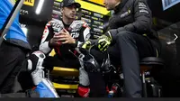 Fabio Di Giannantonio bediskusi dengan Idalio Gavira, pelatih balap VR46 Racing Team MotoGP. (Bola.com/Dok. Pertamina Lubricants)