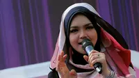 Penyanyi asal Malaysia, Siti Nurhaliza tampil menawan di kawasan Kebon Jeruk, Jakbar, Selasa (21/10/2014) (Liputan6.com/Faisal R Syam)