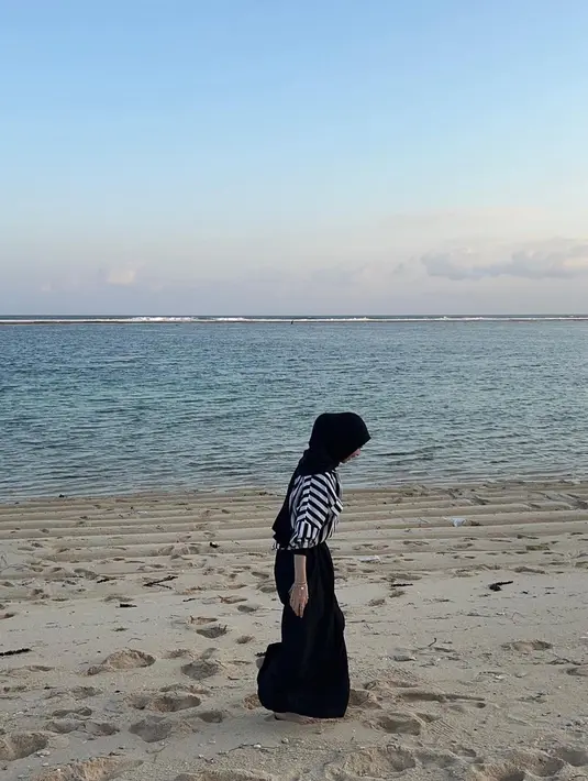 Anak sulung Ummi Pipik memang senang berlibur di pantai. Ia bisa melepas penat suasana kota dengan liburan ke pantai. Potret Adiba terlihat senang saat di pantai ini curi perhatian. (Liputan6.com/IG/adiba.knza)