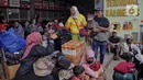 Pemudik saat menunggu waktu keberangkatan bus di Terminal Kalideres, Jakarta Barat, Kamis (27/3/2025). (Liputan6.com/Angga Yuniar)