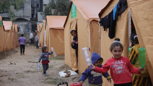 Warga Palestina Dirikan Tenda Perlindungan di Tengah Puing Reruntuhan