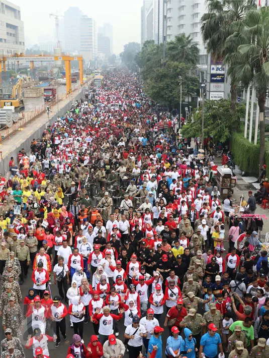 Ribuan peserta saat mengikuti jalan sehat di Car Free Day, Bundaran HI, Jakarta, Minggu (6/11). Menjelang hari pahlawan Khofifah mengajak warga agar lebih mengingat jasa para pahlawan serta mempererat persatuan bangsa. (Liputan6.com/Gempur M. Surya)
