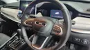 Mobil ini memiliki 5 tempat duduk berbahan kulit yang mewah dan kapasitas bagasi hingga 7.2 liter. Selain Interior mewah, terdapat pula banyak fitur pada mobil ini. Adapun fitur unggulannya yaitu layar Headunit Touchscreen berukuran 10.1 inci dengan sistem Uconnect5. Sistem ini memiliki prosesor yang cepat dan bisa terintegrasi dengan Android Auto dan Apple Car Play, serta Voice Recognition.