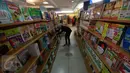 <p>Pegawai merapihkan buku pelajaran di sebuah toko buku di Jakarta, (12/7). Menjelang dimulainya tahun ajaran baru 2016/2017 penjualan buku materi pelajaran dan buku tulis di toko buku mengalami peningkatan sekitar 50 persen. (Liputan6.com/Gempur M Surya)</p>