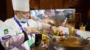 Seorang kontestan memasak dalam kompetisi keterampilan kuliner Sichuan yang diselenggarakan oleh Federasi Industri Katering China Sedunia di Meishan, Provinsi Sichuan, China barat daya (16/11/2020). (Xinhua/Jiang Hongjing)
