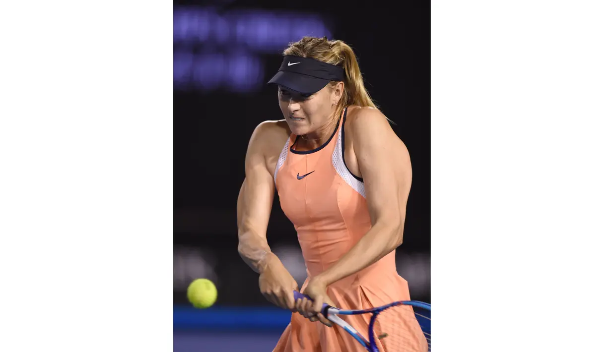 Otot Maria Sharapova  terlihat ketika mengembalikan bola kearah petenis AS Lauren Davis pada hari ke-5 turnamen tenis Australian Open 2016  di Melbourne, Jumat (22/1/2016).  (AFP/Greg Wood)