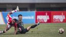 Gelandang Borneo FC, Wahyudi Hamisi, menjatuhkan gelandang Persija, Novri Setiawan, pada laga Liga 1 di Stadion Patriot Bekasi, Jawa Barat, Minggu (16/7/2017). Borneo FC kalah 0-1 dari Persija. (Bola.com/Vitalis Yogi Trisna)