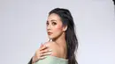 Gaya simpel tapi tetap stylish seperti yang dipakai Anya ini membuatnya kian memsona. Atasan jas off shoulder dipadukan dengan celana kain warna senada membuatnya tampil modis. (Liputan6.com/IG/@anyageraldine)