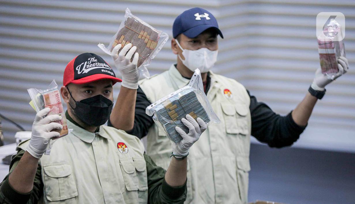 Selain Bupati Labuhanbatu Erick Adtrada Ritonga, Wakil Ketua KPK Nurul Ghufron mengatakan pihaknya juga menetapkan anggota DPRD Kabupaten Labuhanbatu Rudi Syahputra Ritonga, serta dua pihak swasta bernama Efendy Sahputra dan Fajar Syahputra sebagai tersangka. (Liputan6.com/Faizal Fanani)