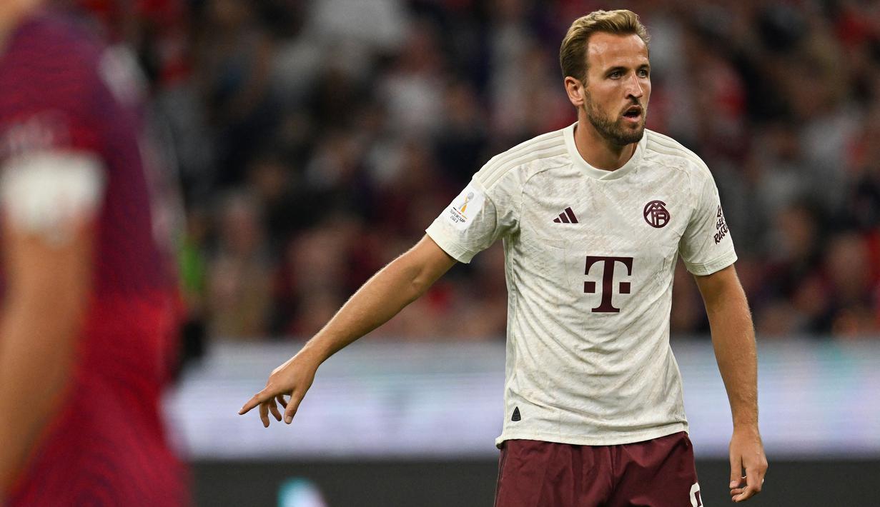 Striker anyar Bayern Munchen, Harry Kane saat menghadapi RB Leipzig pada laga Piala Super Jerman 2023 di Munich (12/8/2023). Setelah membela Tottenham Hotspur sejak tengah musim 2010/2011 usai dipromosikan dari tim akademi, Harry Kane hijrah ke Liga Jerman untuk bergabung dengan Bayern Munchen yang mengontraknya selama 4 tahun hingga 30 Juni 2027. Ia didatangkan FC Hollywood dengan nilai transfer 100 juta euro atau setara Rp1,6 triliun. (AFP/Christof Stache)