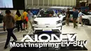 Berlangsung di JIExpo Kemayoran, Jakarta, hingga 15 Februari 2026, IIMS 2026, tidak hanya menghadirkan kendaraan bermesin konvensional dan hybrid, sejumlah pabrikan otomotif memanfaatkan ajang tersebut untuk meluncurkan mobil listrik terbaru mereka, Tampak dalam foto, pengunjung melihat Aion V, sedan listrik dari produsen mobil Tiongkok GAC, selama Pameran Otomotif Internasional Indonesia di Jakarta, Sabtu 7 Februari 2026. (AP Photo/Tatan Syuflana)