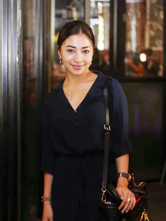 'Enggak pernah, karena dari dulu sampai sekarang disuruh curhat sama mama, jadi aman,' jelas Niki lagi. (Wimbarsana Kewas/Bintang.com)