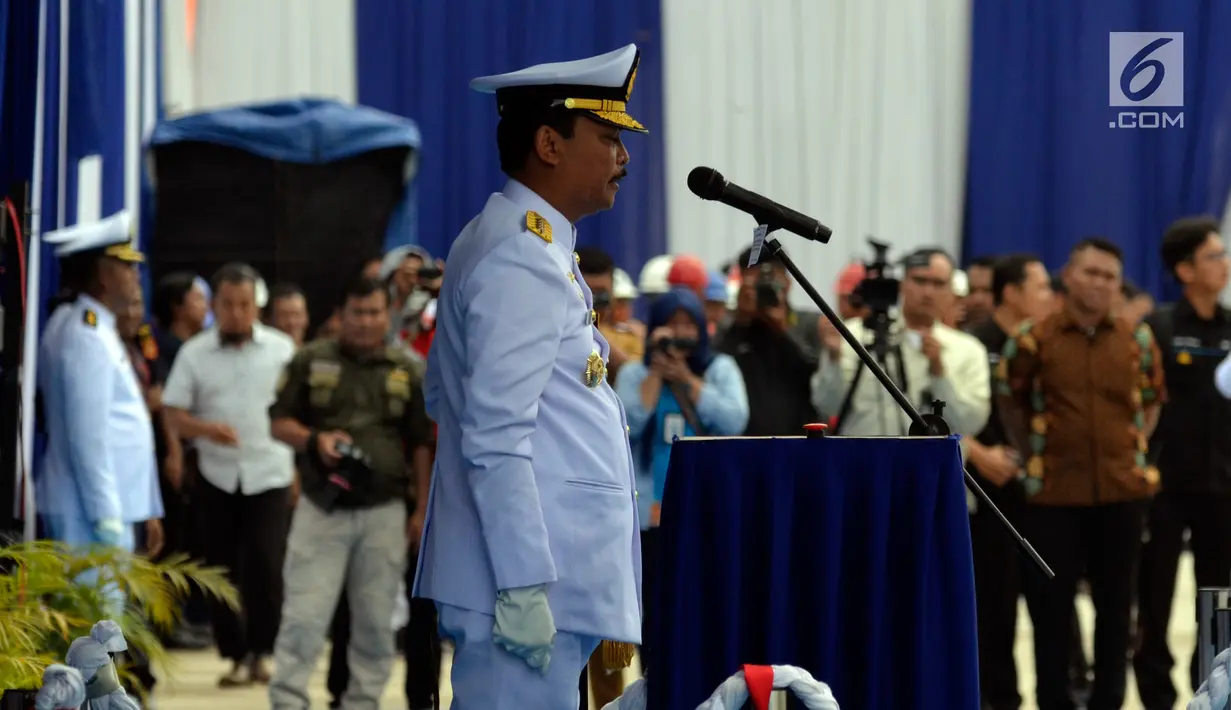 KSAL Laksamana TNI Siwi Sukma Adji memimpin serah terima Kapal Angkut Tank (AT- 4) KRI Teluk Lada-521 dari PT DRU kepada Kapusada Baranahan Kemhan di Dermaga PT DRU,Panjang, Bandar Lampung, Selasa, (26/2). (Liputan6.com/HO/Kemhan)