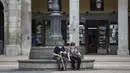 Pasangan yang mengenakan masker untuk mencegah penyebaran COVID-19 duduk di Madrid, Spanyol, Rabu (16/9/2020). Madrid akan memberlakukan penguncian selektif di daerah perkotaan tempat COVID-19 menyebar lebih cepat. (AP Photo/Manu Fernandez)
