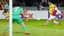 Pemain Arsenal Shkodran Mustafi mencoba menghalau bola tendangan dari pemain BATE Borisov, Maksim Skavysh pada leg pertama 32 besar Liga Europa di Borisov Arena, Kamis (14/2). Arsenal kalah 0-1 saat bertandang ke markas Bate Borisov. (AP/Sergei Grits)
