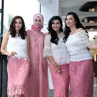 Grup vokal Bening kembali setelah 17 tahun vakum. Grup ini dikenal era 1990-an dengan lagu Ada Cinta ciptaan komposer Yovie Widianto. Sekian lama vakum, grup ini kembali hadir dengan format baru. (Deki Prayoga/Bintang.com)