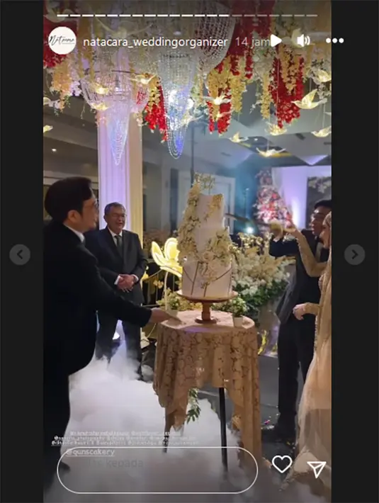 Kalau akad nikah digelar outdoor, sedangkan resepsi pernikahan di gelar dalam ruangan. Dalam potret berikut, Chacha dan suami siap memotong kue pengatin. Sedangkan Tengku Firmansyah sang ayah tampak membantu agar tidak jatuh. [Instagram/@natacara_weddingorganizer]