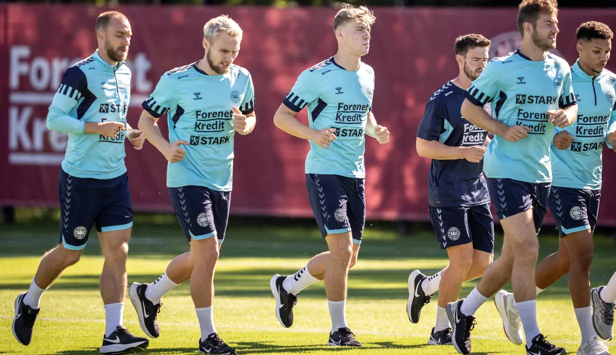 Para pemain Denmark menghadiri sesi latihan timnas sebelum pertandingan  Kualifikasi Euro 2024 di Helsingor, Senin (4/9/2023). (Photo by Mads Claus Rasmussen / Ritzau Scanpix / AFP)