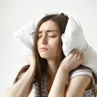 Dengan mengikuti tips dibawah ini kamu dapat mengatasi insomnia. Yuk, simak caranya! [Dok/freepik.com/karlyukav]