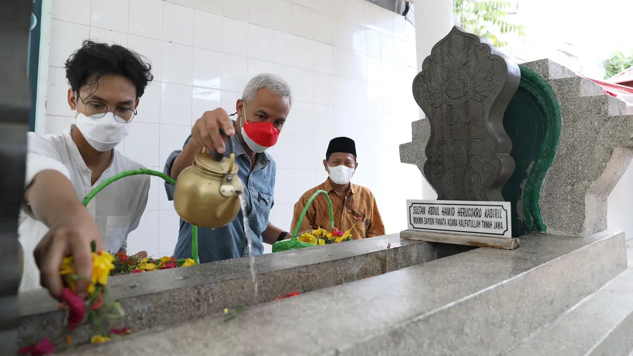 Gubernur Jawa Tengah Ganjar Pranowo bersama anak dan istrinya berziarah ke Makam Pahlawan Nasional Pangeran Diponegoro.