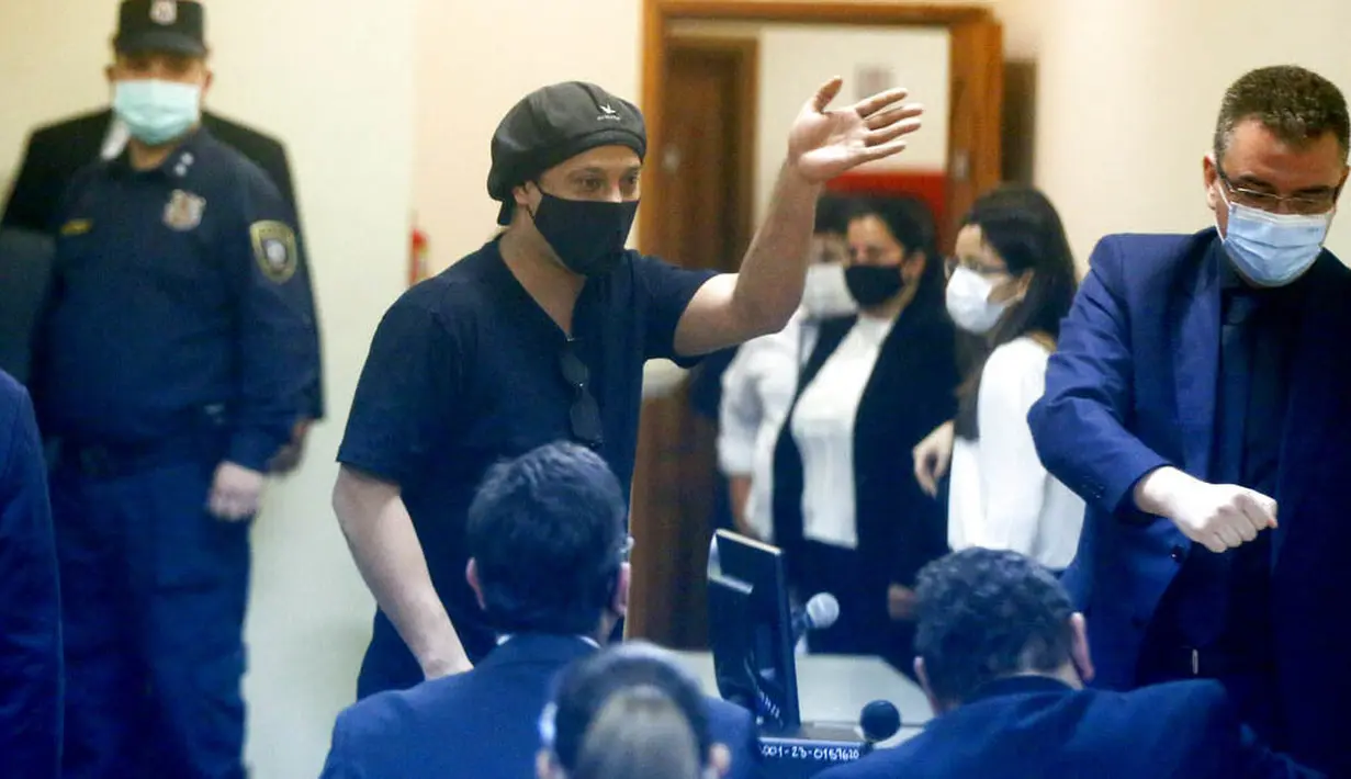 Mantan bintang Barcelona, Ronaldinho, akhirnya dibebaskan setelah hampir enam bulan mendekam sebagai tahanan rumah di Paraguay. (AP Photo/Jorge Saenz)