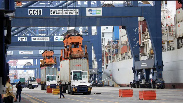 PHOTO: Melihat Suasana Pelabuhan Terminal Peti Kemas Koja
