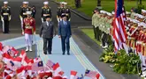 Presiden Republik Indonesia Prabowo Subianto (tengah depan) dan Perdana Menteri (PM) Malaysia Anwar Ibrahim (kanan depan) memeriksa pasukan pengawal presiden sebelum pertemuan mereka di Istana Merdeka di Jakarta pada 27 Juni 2025. (BAY ISMOYO/AFP)