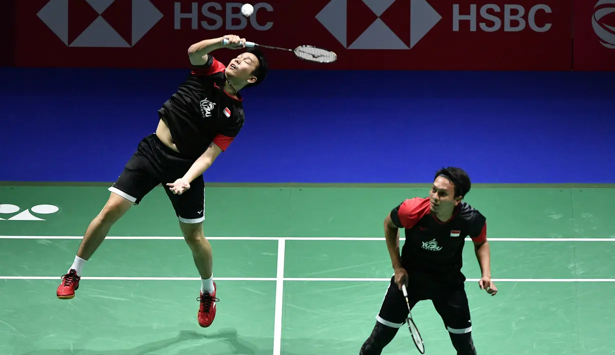 Ganda putra Indonesia Hendra Setiawan (kiri) / Mohammad Ahsan (kanan) saat bertanding menghadapi Fajar Alfian / Muhammad Rian Ardianto pada semifinal Kejuaraan Dunia Bulu Tangkis 2019 di St Jakobshalle, Basel, Swiss, Sabtu (24/8/2019). Hendra / Ahsan melaju ke final. (FABRICE COFFRINI/AFP)