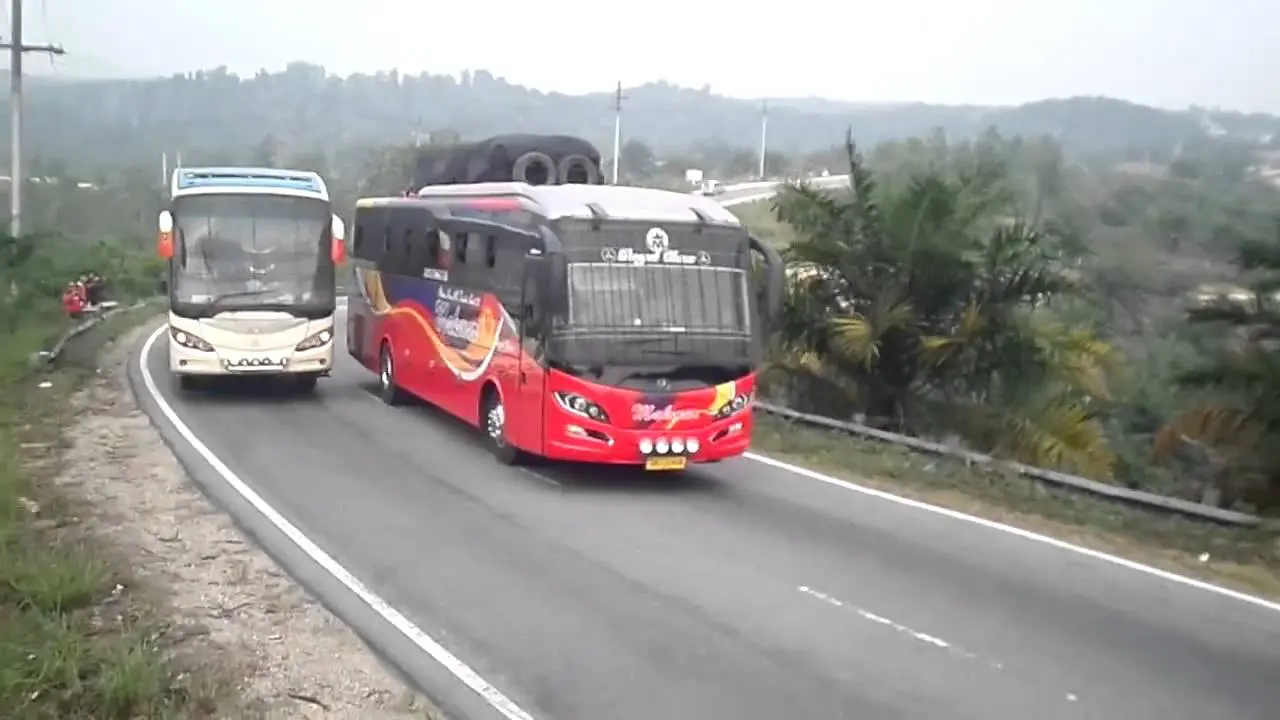 Ngeri! Kelakuan 5 Sopir Bus Ini Bikin Penumpangnya Jantungan