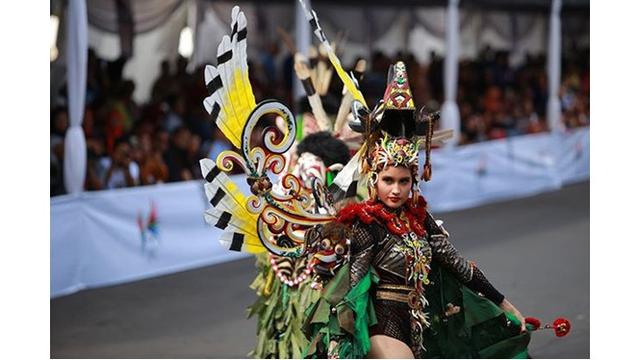 7 Potret Penampilan Cinta Laura Di Jember Fashion Carnaval 2019 Tampil