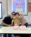 Resmi bercerai bukan menjadi penghalang bagi Natasha Rizki dan Desta untuk tetap dekat dengan sang anak. Setelah liburan bersama, kini keduanya merayakan ulang tahun Mishka di sekolahnya. Terlihat Natasha tampil syar'i dengan kerudung coklat dan baju maroon. @desta80s