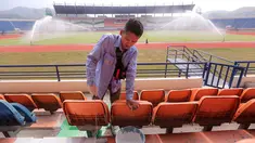 Seorang pekerja mengecat bangku tribun Stadion Si Jalak Harupat (SJH), Bandung, Sabtu (21/10/2023). Persiapan veneu untuk Piala Dunia U-17 2023 itu sudah hampir 100 persen. (Bola.com/Bagaskara Lazuardi)