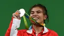 Indonesia meraih medali pertama pada Olimpiade Rio de Janeiro 2016 dari cabang angkat besi, Sabtu (6/8/2016) waktu Brasil atau Minggu (7/8/2016) WIB. Lifter Sri Wahyuni Agustiani (kiri) merebut perak kelas 48 kg putri. (AFP/Goh Chai Hin)