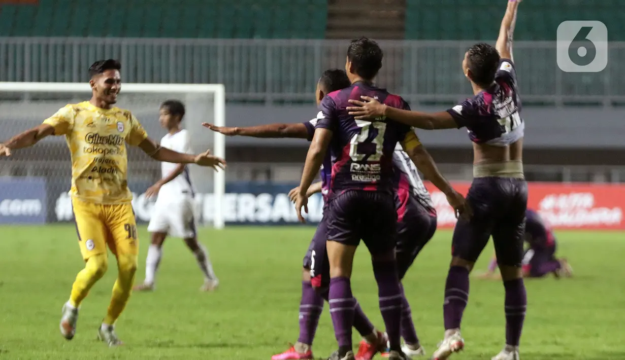 Pemain RANS Cilegon FC melakukan selebrasi usai menumbangkan PSIM Yogyakarta pada laga semifinal Liga 2 Indonesia 2021 di Stadion Pakansari, Kab Bogor, Senin (27/12/2021). RANS Cilegon unggul 3-0 dan melaju ke final serta memastikan satu tempat promosi ke Liga 1. (Liputan6.com/Helmi Fithriansyah)