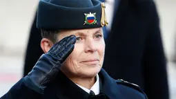Mayor Jenderal, Alenka Ermenc memberi hormat selama upacara terima jabatan di Ljubljana, Rabu (28/11). Ermenc menjadi kepala Angkatan Darat Slovenia menggantikan Mayor Jenderal Alan Geder yang sebelumnya menjabat sejak Februari. (AP/Darko Bandic)