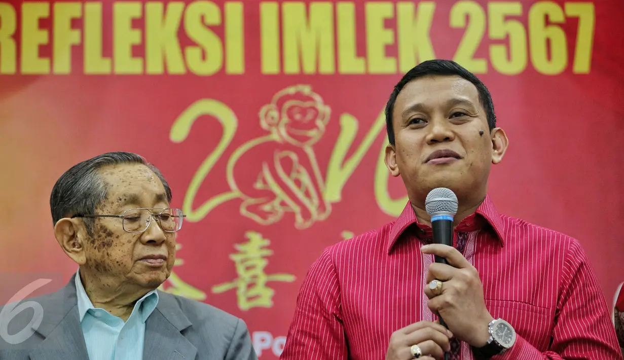 Sekjen PKB, Abdul Kadir Karding (kanan) saat acara Refleksi Imlek 2016 oleh PKB di Jakarta, Rabu (3/2/2016). Karding menyatakan Tahun Monyet Api ini harus menjadi momentum bagi Indonesia memperkuat diri dalam segala aspek. (Liputan6.com/Faizal Fanani)