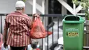 Warga membawa barang belanjaan dengan kantong plastik di Pasar Tebet Barat, Jakarta, Kamis (6/2/2020). Namun dalam kenyataannya, masih banyak pedagang maupun pembeli yang menggunakan kantung plastik sebagai tempat bawaan membawa belanjaan. (merdeka.com/Iqbal S Nugroho)