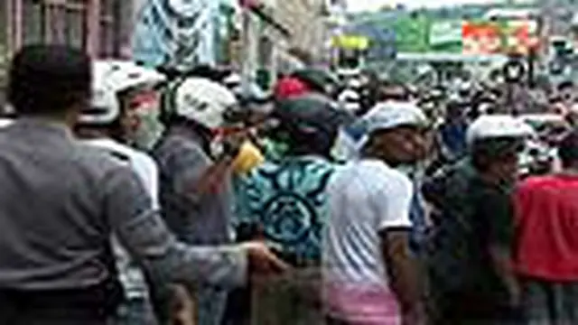 Aparat Keamanan Bubarkan Kerumunan Massa