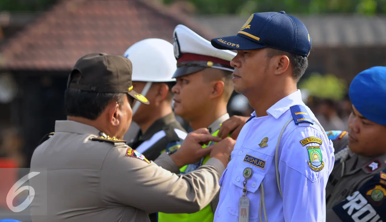 Petugas polisi saat mengikuti apel pasukan Operasi Lilin Jaya 2015 di Polres Kota Tangerang, Banten, Rabu, (23/12). Apel gabungan tersebut untuk menjaga perayaan hari Natal dan Tahun Baru. (Liputan6.com/Faisal R Syam)