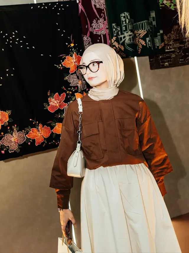 6 Potret Gaya Fashion Hijab Tugba Kiara, Aksesori Anting Bikin Look Stand Out
