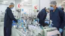 Orang-orang bekerja di sebuah pabrik yang memproduksi masker medis di Kairo, Mesir, pada 14 April 2020. Para karyawan bekerja siang dan malam untuk mengoperasikan lima mesin canggih yang dibawa dari China untuk memproduksi hingga 750.000 masker medis per hari. (Xinhua/Wu Huiwo)