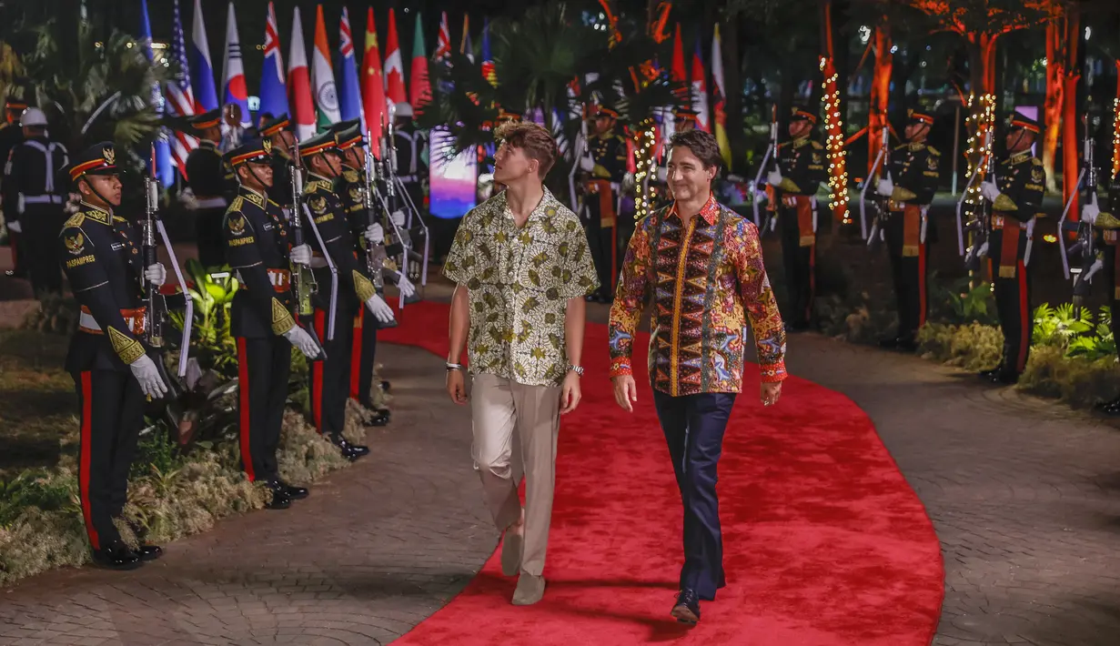 Perdana Menteri Kanada Justin Trudeau (kanan) putranya Xavier tiba untuk menghadiri Gala Dinner KTT ke-43 ASEAN di Hutan Kota GBK, Jakarta, Rabu (6/9/2023). (Mast Irham/Pool Photo via AP)